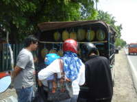 Berjualan di Atas Pikap Jadi Pilihan