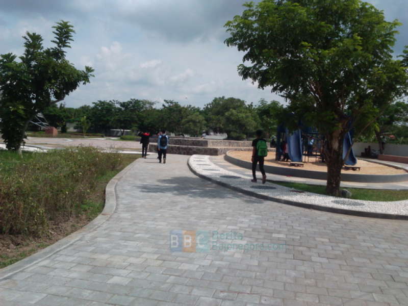 Pedagang di Sekitar Taman Rajekwesi Raup Untung