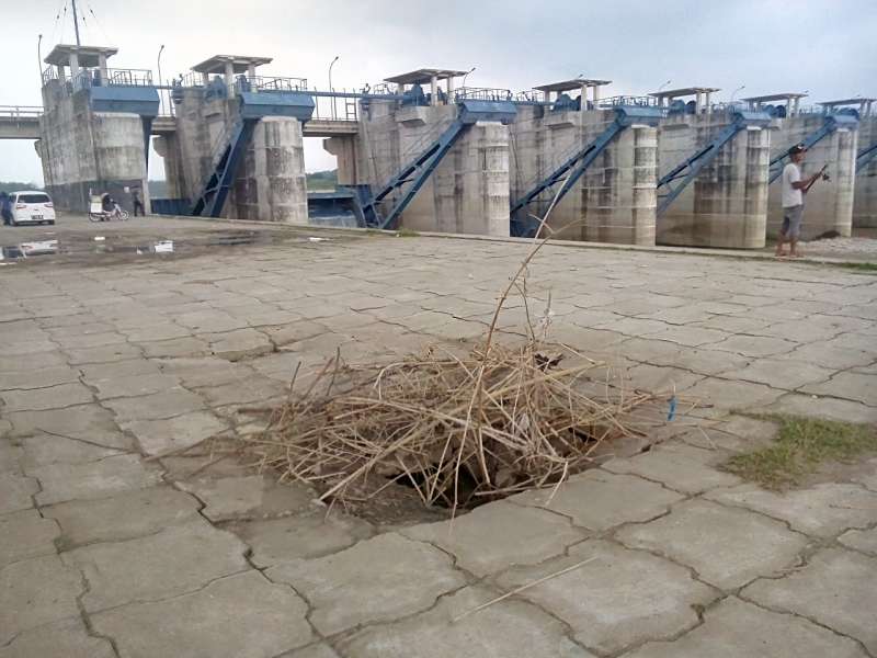 Lantai Bendung Gerak Ambrol Tak Kunjung Diperbaiki