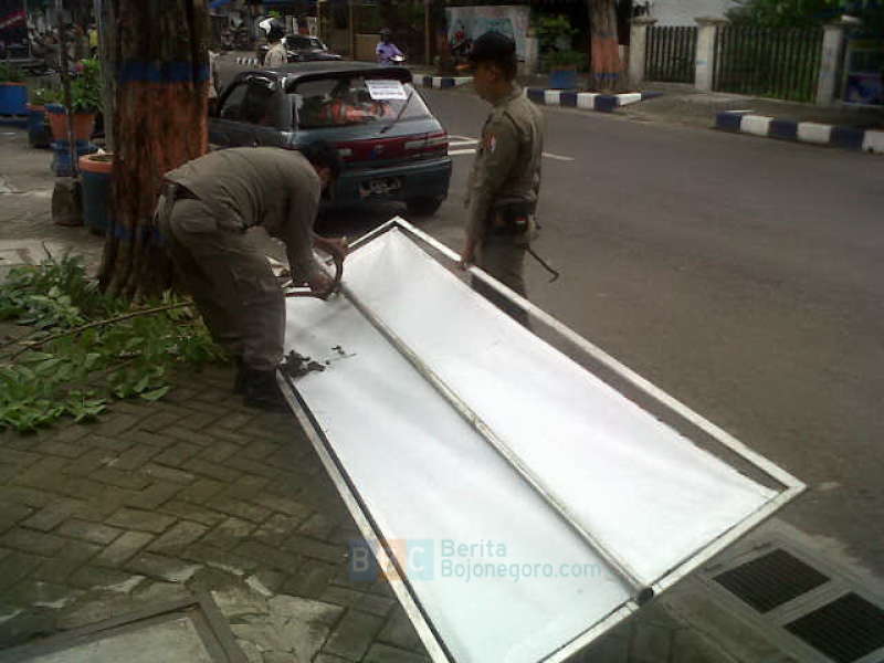 Satpol PP Copoti Reklame Tak Berizin