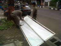 Satpol PP Copoti Reklame Tak Berizin