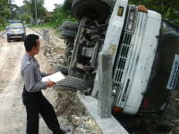 Truk Proyek Waduk Gongseng Terguling
