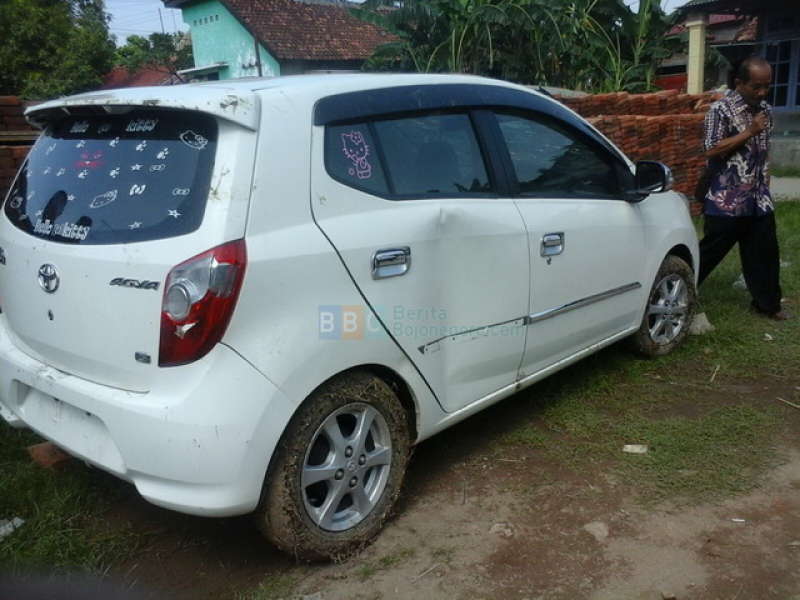Aneh, Mobil Ini Nyemplung Sendiri ke Bengawan Solo