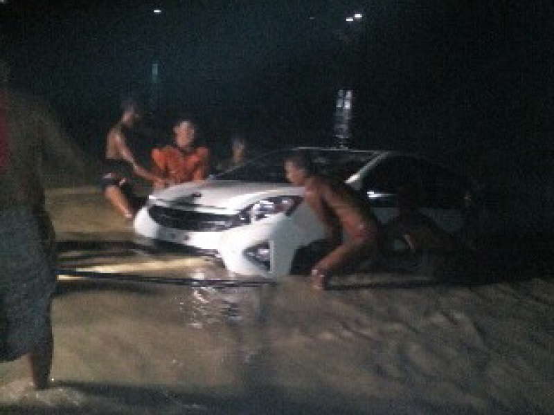 Evakuasi Mobil Tercebur Bengawan Solo