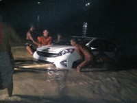 Evakuasi Mobil Tercebur Bengawan Solo