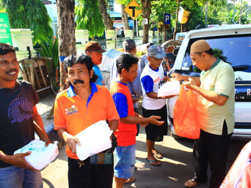 Peringati Maulid Nabi Dengan Berbagi Makanan