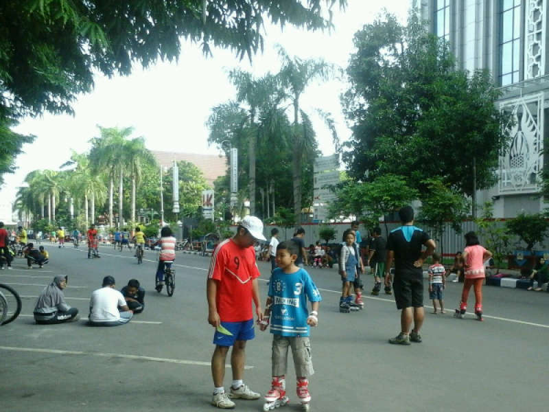 Serunya Berminggu Pagi di Alun-Alun dengan Sepatu Roda