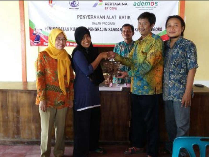 Ademos Serahkan Alat Produksi Batik di Kalisumber, Tambakrejo