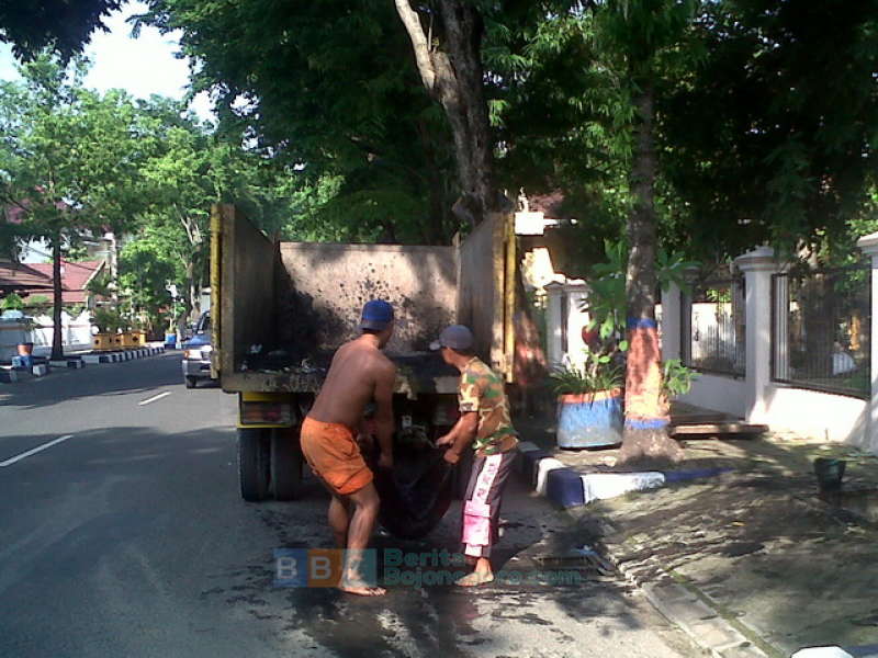 Antisipasi Banjir, DKP Getol Bersihkan Got