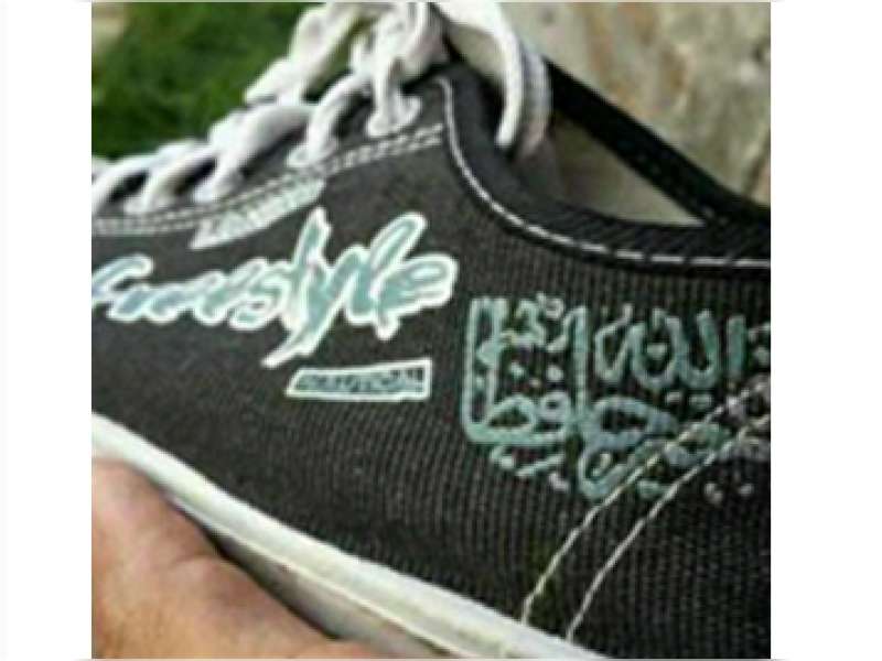 Sepatu Bertuliskan Teks Ayat al-Qur’an Hebohkan Dunia Maya