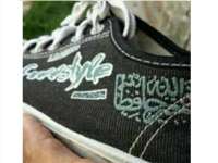 Sepatu Bertuliskan Teks Ayat al-Qur’an Hebohkan Dunia Maya