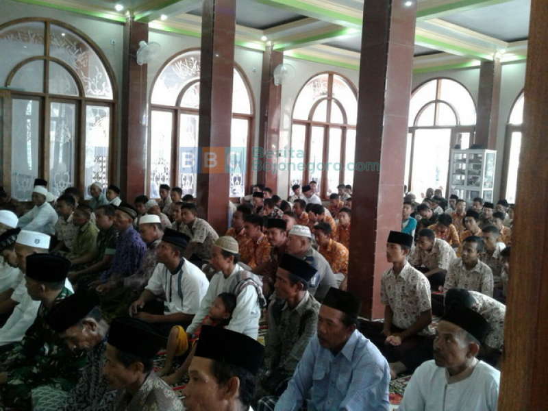 Warga Kepohbaru Lakukan Salat Minta Hujan 