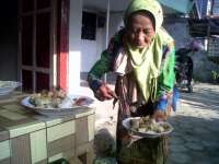 Ratemi, Setengah Abad Jualan Lontong Keliling