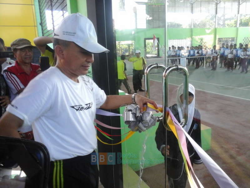 Wakil Bupati Resmikan Lapangan Tenis Indoor SMAN 3 Bojonegoro