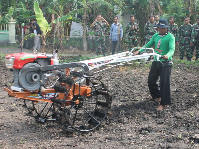 Petani Jatiblimbing Dilatih Penggunaan Hand Tractor