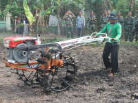 Petani Jatiblimbing Dilatih Penggunaan Hand Tractor