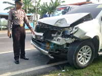 Fortuner Seruduk Grand Livina Hingga Terbalik