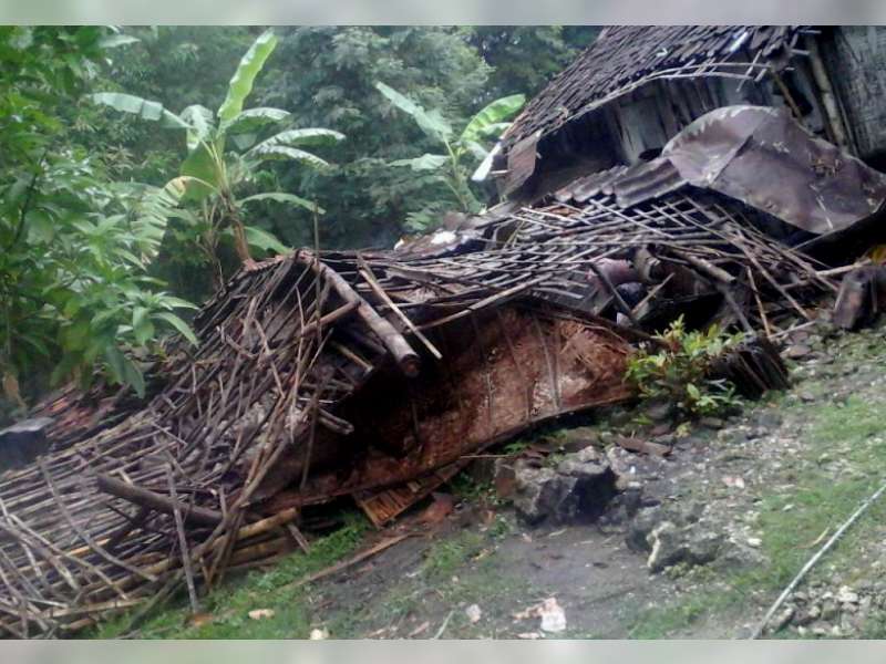 Angin Kencang, Satu Rumah di Baureno Roboh