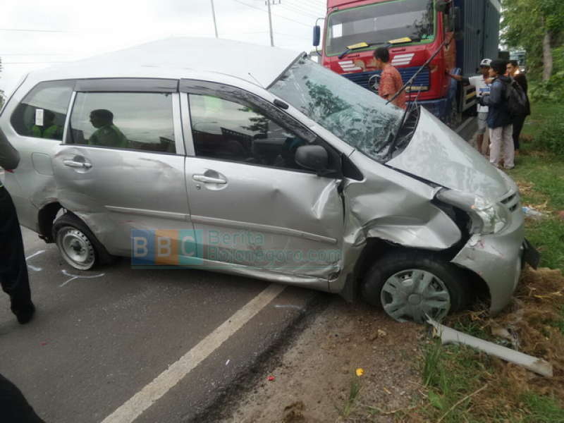 Tabrakan Beruntun 1 Mobil dengan 2 Truk, Satu Penumpang Tewas
