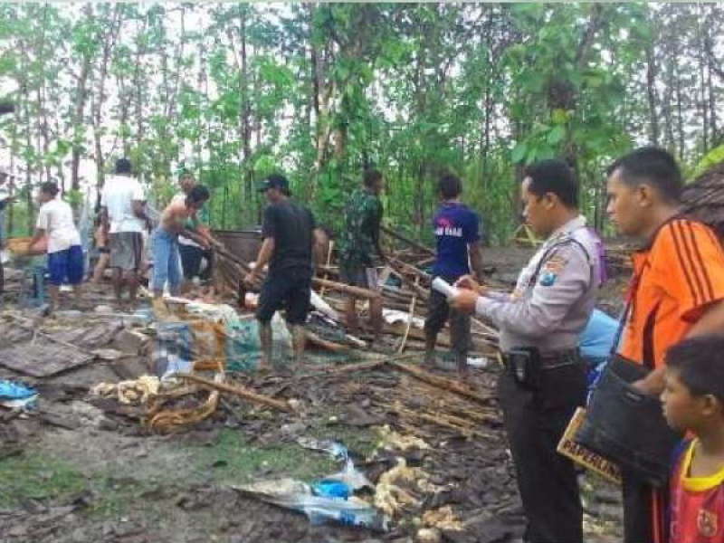 Sepanjang 2015 Angin Kencang Robohkan 43 Rumah