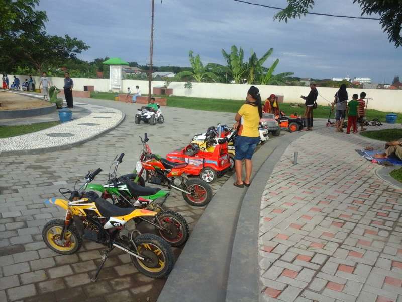 PKL Taman Rajekwesi Berharap Diberi Solusi 