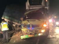 Gara-Gara Sopir Ngantuk, Truk Boks Hantam Truk Gandeng