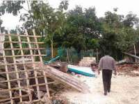 Akibat Angin Kencang, Rumah Roboh Timpa Motor dan Pikap