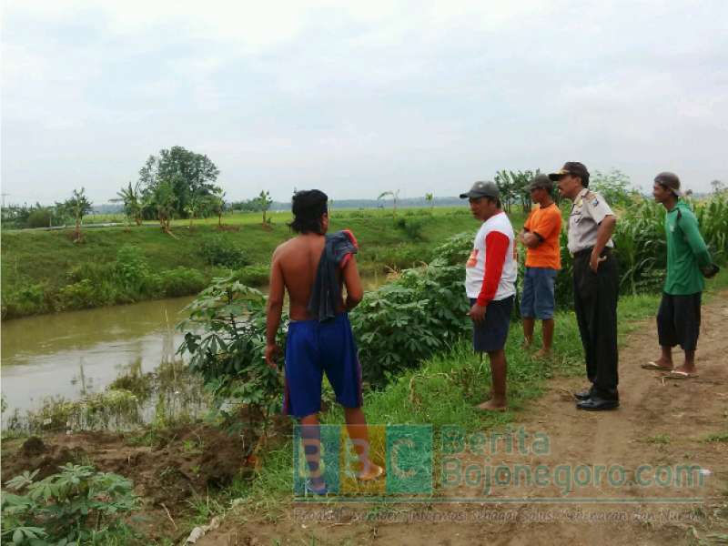 Bermaksud  Mandi, Seorang Lelaki Terseret Arus Kali Apur Baureno