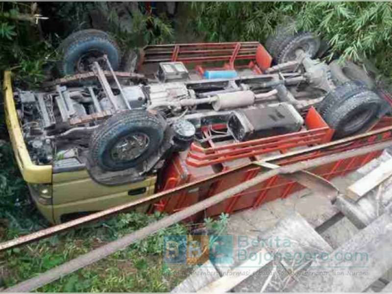 Tergelincir, Truk Pengangkut Gabah Tercebur Sungai