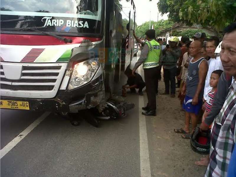 Disenggol Bus, Pengendara Motor Celaka