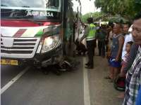 Disenggol Bus, Pengendara Motor Celaka