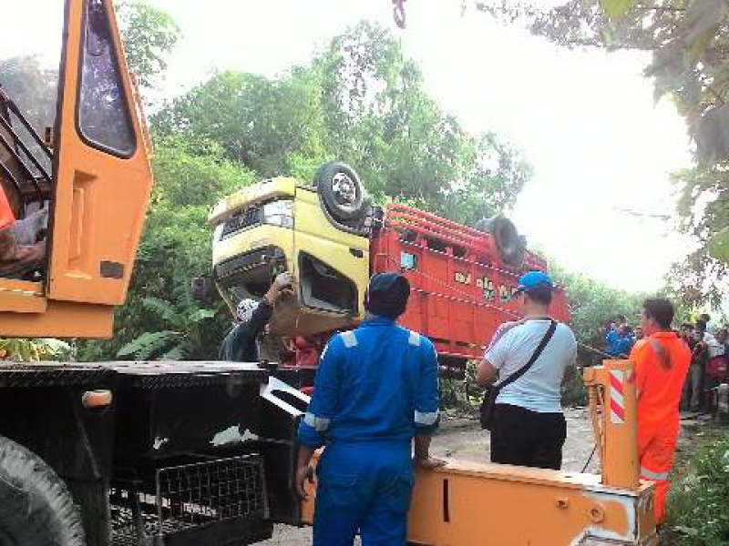 Evakuasi Truk Tercebur Sungai di Ngraho