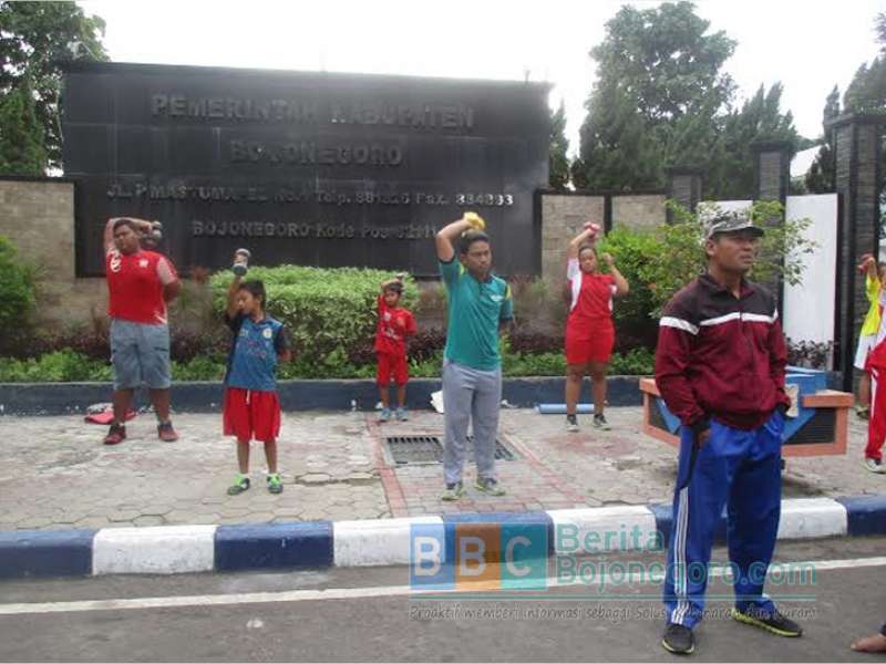 Melihat Aktivitas Atlet Panahan Pada Minggu Pagi di Alun-Alun