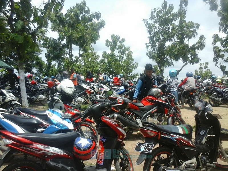 Parkiran Atas Angin Penuh Sesak