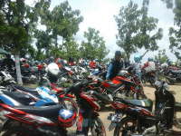 Parkiran Atas Angin Penuh Sesak