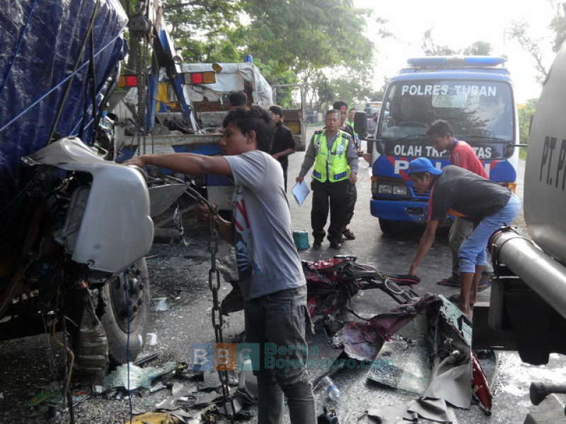 Satu Orang Tewas, Setelah Truk Tangki Hantam Tronton