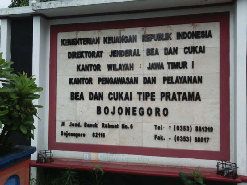 Kantor Bea Cukai Segel Pabrik Rokok 369 