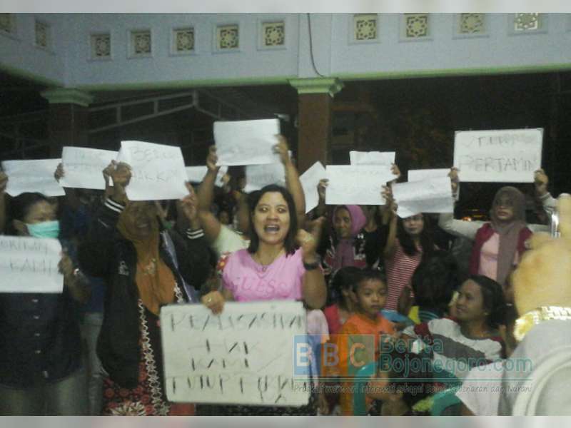 Ibu-Ibu Sambiroto Turut Bersemangat Teriakkan Tuntutan