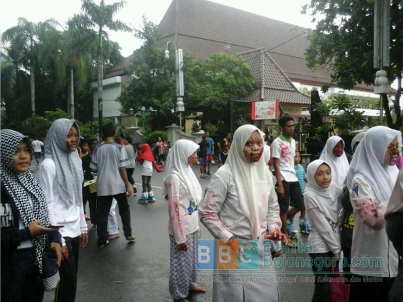 Puluhan ‘Zombie’ Berkeliaran di Sekitar Alun-Alun