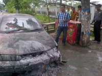Mobil Sedan Timor Tiba-Tiba Terbakar di Jalan Raya Balen