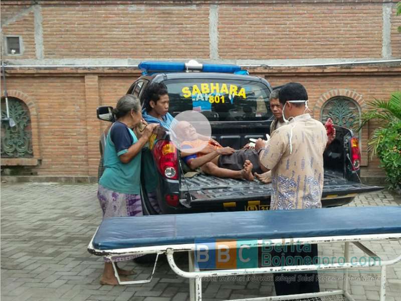 Bermaksud Hindari Jalan Berlubang, Seorang Kakek Tabrak Motor Parkir