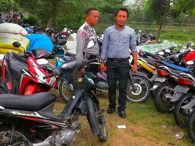 Polisi dan Kades Jaga Parkiran Motor