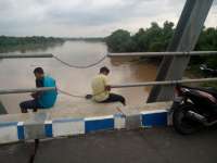 Nongkrong Berbahaya di Jembatan Padangan-Kasiman