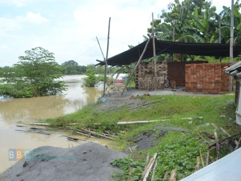 Lahan Jemuran Batu Bata Terendam, Perajin Berhenti Produksi