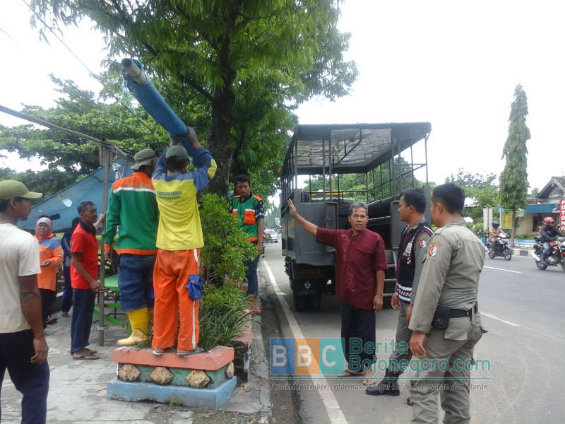 DKP Kembali Tertibkan PKL Taman Rajekwesi