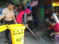 DKP Ajak Pelajar Bersih-Bersih di Pasar Kota