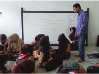 SMP Al Aly Kalitidu Mengasah Kreativitas Menulis Siswa dengan Mading