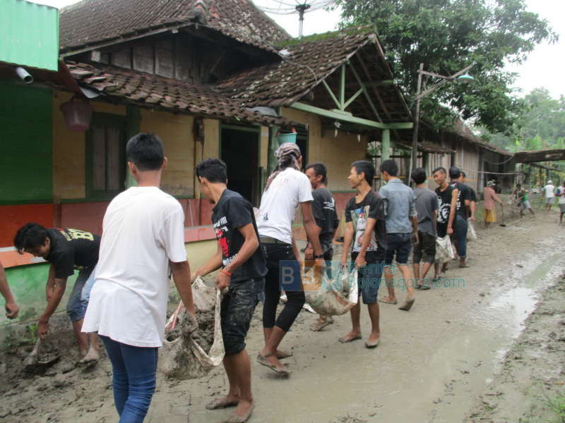Oi Bersih-Bersih Sampah Sisa Banjir Bandang di Dusun Sugihan
