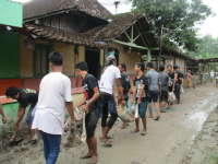 Oi Bersih-Bersih Sampah Sisa Banjir Bandang di Dusun Sugihan