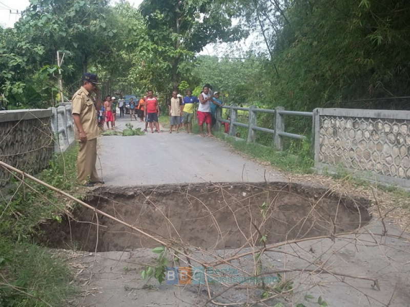 Fondasi Jembatan Ngidung Longsor, Jalur Ngraho-Luwihaji Terputus